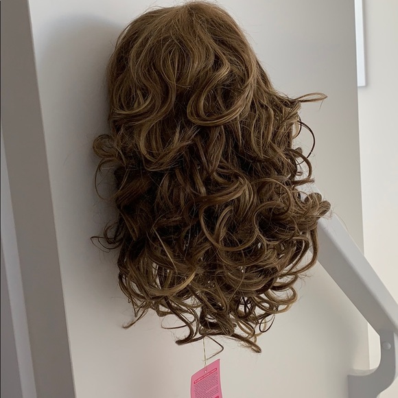 BNWT brown wavy wig with bangs